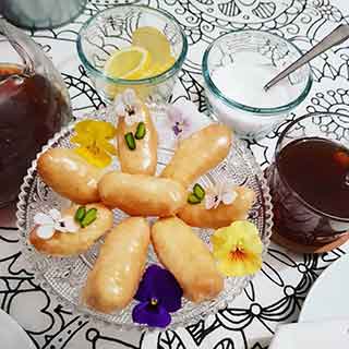 Mini eclairs with pansies